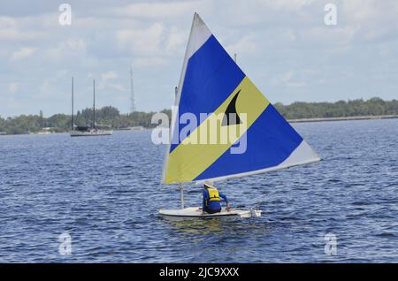 Una scuola estiva di vela per giovani destinata ai bambini ad apprendere le basi della navigazione Foto Stock