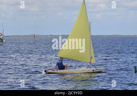 Una scuola estiva di vela per giovani destinata ai bambini ad apprendere le basi della navigazione Foto Stock