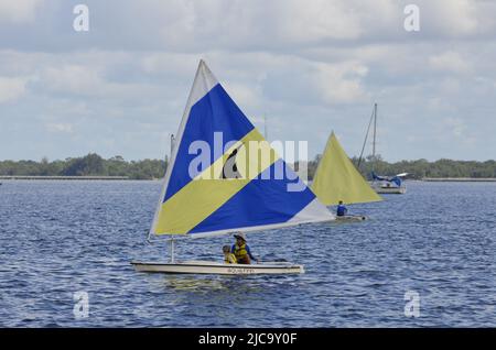 Una scuola estiva di vela per giovani destinata ai bambini ad apprendere le basi della navigazione Foto Stock