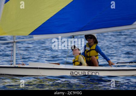 Una scuola estiva di vela per giovani destinata ai bambini ad apprendere le basi della navigazione Foto Stock