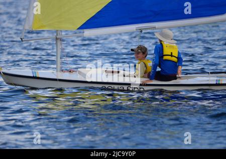 Una scuola estiva di vela per giovani destinata ai bambini ad apprendere le basi della navigazione Foto Stock