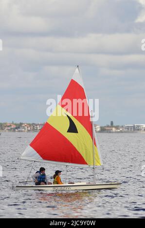 Una scuola estiva di vela per giovani destinata ai bambini ad apprendere le basi della navigazione Foto Stock