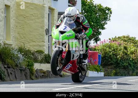 Douglas, isola di Man. 10th giugno 2022. Durante il Monster Energy Supersport TT Race 2 all'Isola di Man, Douglas, Isola di Man il 8 giugno 2022. Foto di David Horn. Credit: Prime Media Images/Alamy Live News Foto Stock