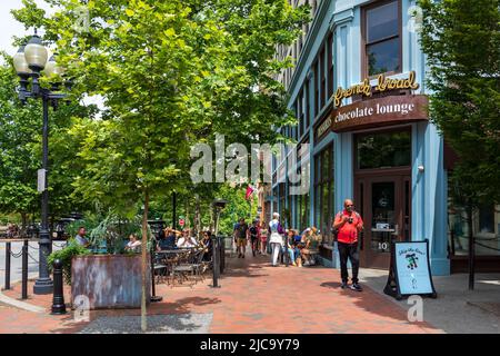 ASHEVILLE, NC, USA-5 GIUGNO 2022: Cena sul marciapiede fuori dalla French Broad Chocolate Lounge vicino a Pack Square. Foto Stock