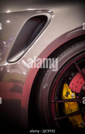 Pneumatici moderni per auto, pinza freni e disco freno. Foto Stock