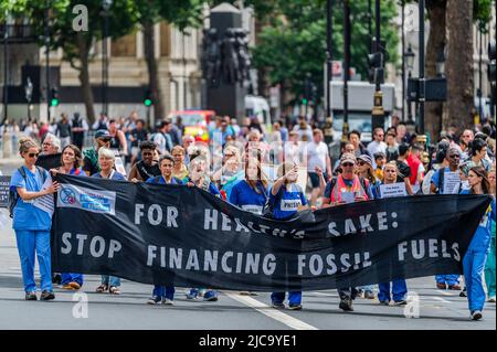 Londra, Regno Unito. 11th giugno 2022. Per il bene della salute: Smetta di finanziare i combustibili fossili - i medici di ribellione di estinzione bloccano Whitehall per fermare i finanziamenti di combustibili fossili. Essi mirano ad intraprendere azioni dirompenti per fermare l'"emergenza climatica ed ecologica". Credit: Guy Bell/Alamy Live News Foto Stock