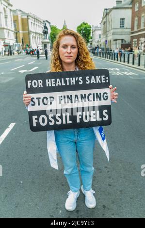 Londra, Regno Unito. 11th giugno 2022. Per il bene della salute: Smetta di finanziare i combustibili fossili - i medici di ribellione di estinzione bloccano Whitehall per fermare i finanziamenti di combustibili fossili. Essi mirano ad intraprendere azioni dirompenti per fermare l'"emergenza climatica ed ecologica". Credit: Guy Bell/Alamy Live News Foto Stock