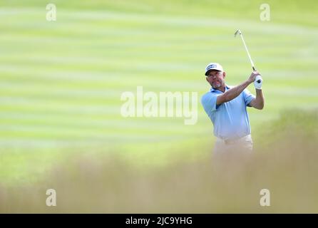 Lee Westwood of Team Majesticks GC, in Inghilterra, gioca un tiro sul fairway del 13th, durante il terzo giorno della LIV Golf Invitational Series al Centurion Club, Hertfordshire. Data foto: Sabato 11 giugno 2022. Foto Stock