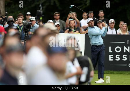 Charl Schwartzel del Team Stinger GC, in Sudafrica, si tee fuori il 3rd, durante il terzo giorno della LIV Golf Invitational Series al Centurion Club, Hertfordshire. Data foto: Sabato 11 giugno 2022. Foto Stock