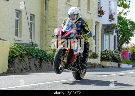 Douglas, isola di Man. 10th giugno 2022. Paul Potchy Williams (Yamaha YZF-R6) durante il Monster Energy Supersport TT Race 2 all'Isola di Man, Douglas, Isola di Man il 8 giugno 2022. Foto di David Horn. Credit: Prime Media Images/Alamy Live News Foto Stock