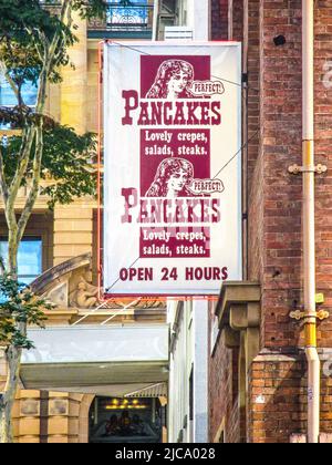 09-2014 Brisbane Australia Sign on Brisbane CBD Street Reading Pancakes Lovely ccrepes insalate bistecche con donna vintage dicendo perfect.jpg Foto Stock