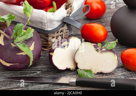 kohlrabi viola a fette su sfondo di legno Foto Stock