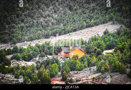 Bella cabina di legno di lusso con ampio ponte sulla collina in Utah tra Bryce e Zion - Pine Tree colline coperte Foto Stock