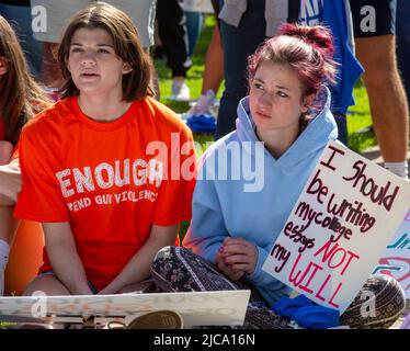 Oxford, Michigan, Stati Uniti. 11th giugno 2022. Centinaia si sono radunate per leggi più rigide sul controllo delle armi nella città in cui quattro studenti sono stati uccisi e sparati alla Oxford High School nel novembre 2021. È stato uno dei tanti raduni organizzati da marzo per le nostre vite in tutto il paese che protestava contro la violenza delle armi e gli sparatorie di massa. Il rally di Oxford è stato organizzato dal gruppo studentesco No Future Without Today. Credit: Jim West/Alamy Live News Foto Stock