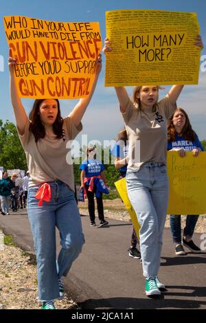 Oxford, Michigan, Stati Uniti. 11th giugno 2022. Centinaia si sono radunate per leggi più rigide sul controllo delle armi nella città in cui quattro studenti sono stati uccisi e sparati alla Oxford High School nel novembre 2021. È stato uno dei tanti raduni organizzati da marzo per le nostre vite in tutto il paese che protestava contro la violenza delle armi e gli sparatorie di massa. Il rally di Oxford è stato organizzato dal gruppo studentesco No Future Without Today. Credit: Jim West/Alamy Live News Foto Stock