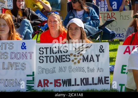 Oxford, Michigan, Stati Uniti. 11th giugno 2022. Centinaia si sono radunate per leggi più rigide sul controllo delle armi nella città in cui quattro studenti sono stati uccisi e sparati alla Oxford High School nel novembre 2021. È stato uno dei tanti raduni organizzati da marzo per le nostre vite in tutto il paese che protestava contro la violenza delle armi e gli sparatorie di massa. Il rally di Oxford è stato organizzato dal gruppo studentesco No Future Without Today. Credit: Jim West/Alamy Live News Foto Stock