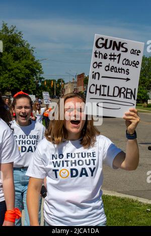 Oxford, Michigan, Stati Uniti. 11th giugno 2022. Centinaia si sono radunate per leggi più rigide sul controllo delle armi nella città in cui quattro studenti sono stati uccisi e sparati alla Oxford High School nel novembre 2021. È stato uno dei tanti raduni organizzati da marzo per le nostre vite in tutto il paese che protestava contro la violenza delle armi e gli sparatorie di massa. Il rally di Oxford è stato organizzato dal gruppo studentesco No Future Without Today. Credit: Jim West/Alamy Live News Foto Stock