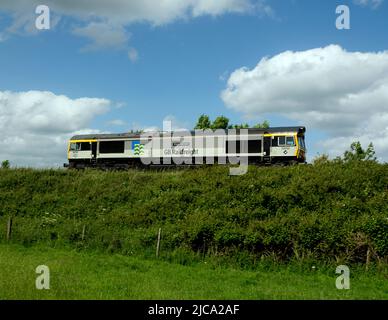 Locomotiva diesel GBRF classe 66 n° 66794 'steve Hannam' motore leggero viaggiante, Warwickshire, Regno Unito Foto Stock