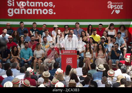 Il leader del partito socialista regionale andaluso e candidato al governo andaluso Juan Espadas (C) è visto pronunciare un discorso durante un raduno per la campagna elettorale andalusa. Dopo l'annuncio delle elezioni regionali che si terranno il 19th giugno, i principali partiti politici hanno iniziato a tenere eventi e raduni in diverse città dell'Andalusia. Diversi sondaggi sui media pongono in testa il Partito popolare andaluso, nonostante l'ascesa del partito spagnolo di estrema destra VOX. I partiti di sinistra dello spettro politico sono frammentati. (Foto di Jesus Merida/SOPA Images/Sipa USA) Foto Stock