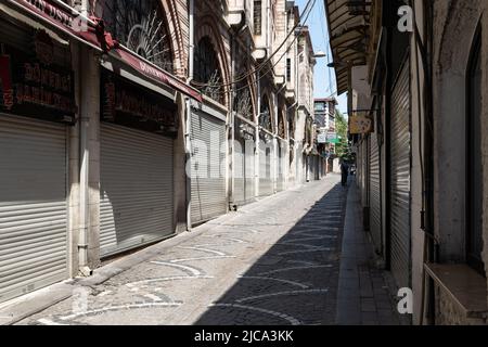 Grand Bazaar Istanbul la Domenica - negozi e Doneri Sahin Usta doner kebab ristorante chiuso e chiuso la Domenica - Istanbul, Turchia Foto Stock
