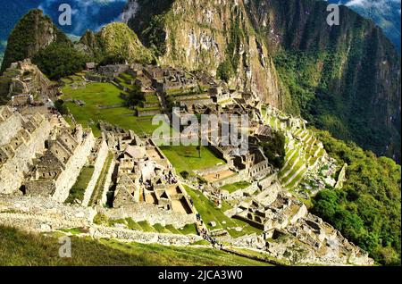 Machu Picchu è un sito archeologico inca situato in Perù, eletto nel 2007 come una delle sette meraviglie del mondo moderno Foto Stock