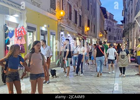Porec, Kroatien. 07th giugno 2022. Porec/Croazia. I turisti si riuniscono nella città vecchia di Porec in serata. Zona pedonale. Strade strette, negozi, negozi, negozi di souvenir. Credit: dpa/Alamy Live News Foto Stock