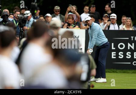 Charl Schwartzel del Team Stinger GC, in Sudafrica, si tee fuori il 3rd, durante il terzo giorno della LIV Golf Invitational Series al Centurion Club, Hertfordshire. Data foto: Sabato 11 giugno 2022. Foto Stock