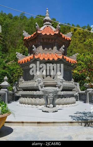 Convenientemente situato sulla citta' di Nha trang, la Pagoda di Long Son e' uno dei templi Buddisti piu' venerati nel Vietnam Centrale. Foto Stock