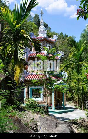 Convenientemente situato sulla citta' di Nha trang, la Pagoda di Long Son e' uno dei templi Buddisti piu' venerati nel Vietnam Centrale. Foto Stock