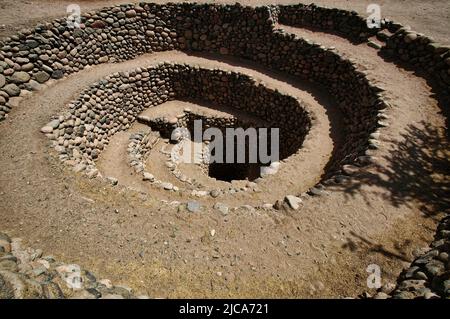 Acquedotto Cantalloc nella città di Nazca o Nazca, acquedotti o pozzi a forma di spirale o, Perù, Inca architettura e cultura. Foto Stock