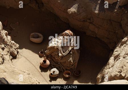 Il Cimitero di Chauchilla vicino a Nazca (Perù) con le sue decine di tombe, dove si possono osservare i resti di alcune mummie e la caratteristica sepoltura Foto Stock