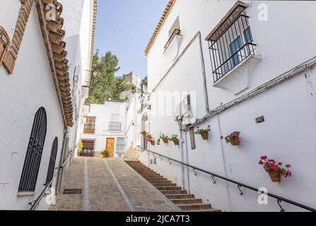 Tipica strada stretta a Zahara de la Sierra, in Sierra de Grazalema, Cadice, Andalusia, Spagna Foto Stock