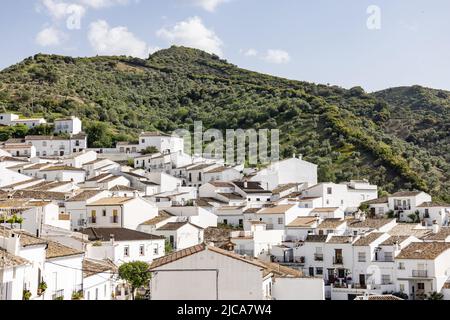 Vista panoramica della Sierra de Grazalema (Monti Grazalema) dal villaggio di Zahara de la Sierra in Cadice, Andalusia, Spagna. Percorso Pueblos blancos Foto Stock