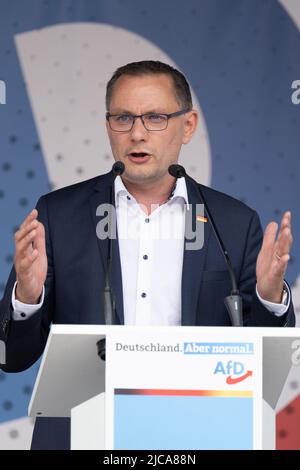 11 giugno 2022, Sassonia, Görlitz: Tino Chrupalla, presidente federale dell'AFD e presidente del gruppo parlamentare dell'AFD, parla a Marienplatz in occasione di una campagna elettorale del suo partito. L'occasione è l'elezione del consiglio distrettuale nel distretto di Görlitz il 12 giugno 2022. Foto: Sebastian Kahnert/dpa Foto Stock