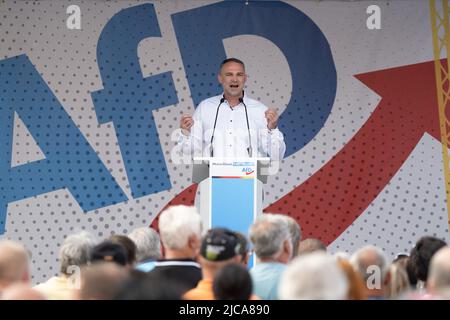 11 giugno 2022, Sassonia, Görlitz: Sebastian Wippel (AFD), membro del parlamento di Stato e candidato alla carica di amministratore distrettuale, parla a Marienplatz in occasione di una campagna elettorale del suo partito. L'occasione è l'elezione del consiglio distrettuale nel distretto di Görlitz il 12 giugno 2022. Foto: Sebastian Kahnert/dpa Foto Stock