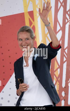 11 giugno 2022, Sassonia, Görlitz: Alice Weidel, leader del gruppo parlamentare AFD, gestisce a Marienplatz durante uno degli eventi della campagna del suo partito. L'occasione è l'elezione del consiglio distrettuale nel distretto di Görlitz il 12 giugno 2022. Foto: Sebastian Kahnert/dpa Foto Stock