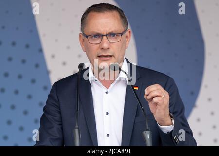 11 giugno 2022, Sassonia, Görlitz: Tino Chrupalla, presidente federale dell'AFD e presidente del gruppo parlamentare dell'AFD, parla a Marienplatz in occasione di una campagna elettorale del suo partito. L'occasione è l'elezione del consiglio distrettuale nel distretto di Görlitz il 12 giugno 2022. Foto: Sebastian Kahnert/dpa Foto Stock