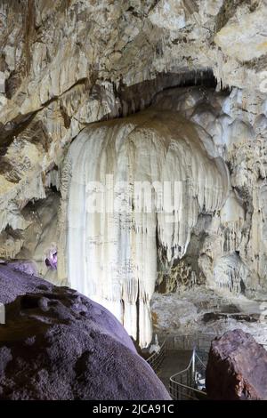 Nuova Grotta della Athos, Abkhazia, cascata di pietra Foto Stock