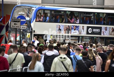 Manchester, Regno Unito. 11th giugno, 2022. Circa 80.000 appassionati di musica si dirigano al Parklife Festival, Heaton Park, Manchester, Inghilterra, Regno Unito, per l'evento di due giorni. Gli appassionati di viaggio dal centro della città in autobus o tram. Credit: Terry Waller/Alamy Live News Foto Stock