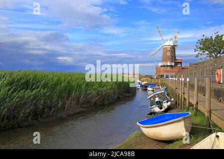 Mulino a vento di Cley vicino al fiume Glaven sulla Peddars Way e Norfolk Coast Path, Cley on the Sea, Norfolk, Inghilterra, Regno Unito. Foto Stock