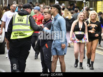 Manchester, Regno Unito. 11th giugno, 2022. Circa 80.000 appassionati di musica si dirigano al Parklife Festival, Heaton Park, Manchester, Inghilterra, Regno Unito, per l'evento di due giorni. Gli appassionati di viaggio dal centro della città in autobus o tram. Credit: Terry Waller/Alamy Live News Foto Stock