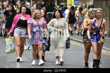 Manchester, Regno Unito. 11th giugno, 2022. Circa 80.000 appassionati di musica si dirigano al Parklife Festival, Heaton Park, Manchester, Inghilterra, Regno Unito, per l'evento di due giorni. Gli appassionati di viaggio dal centro della città in autobus o tram. Credit: Terry Waller/Alamy Live News Foto Stock