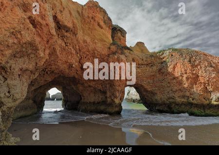 Seastacks e scogliere nella zona centrale della spiaggia di Praia da Prainha. Alvor Portimao-Portogallo-312 Foto Stock