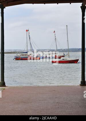 Barche turistiche rosse e yacht a vela ancorati nell'estuario del Ria do Alvor. Portimao-Portogallo-323 Foto Stock