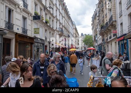 PARIGI, FRANCIA - 6 GIUGNO 2022: Turisti e parigini che si godono una bella giornata per le strade di Parigi dopo il periodo pandemico. Foto Stock