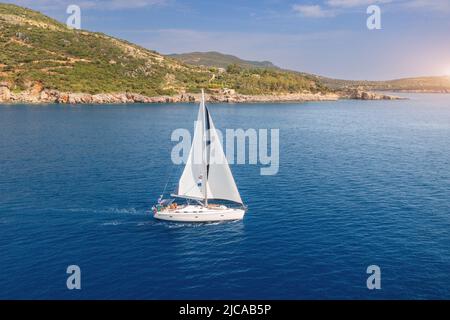 Vista aerea di uno splendido yacht. Barca sul mare al tramonto Foto Stock