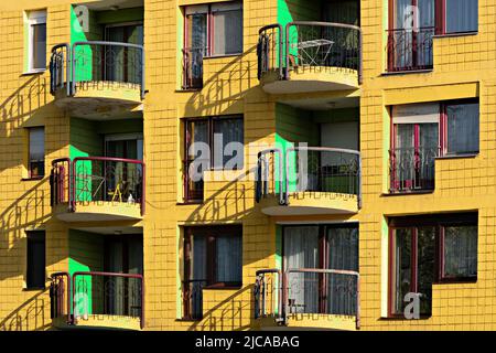 Colorato edificio di appartamenti dipinto di giallo e verde, a Sarajevo, Bosnia ed Erzegovina Foto Stock
