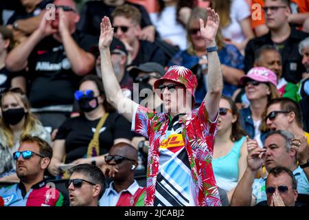 Un sostenitore di Harlequins è la squadra Colors durante la partita di rugby semifinale di Gallagher Premiership tra Saracens e Harlequins allo StoneX Stadium di Londra, Inghilterra, il 11 giugno 2022. Foto di Phil Hutchinson. Solo per uso editoriale, licenza richiesta per uso commerciale. Nessun utilizzo nelle scommesse, nei giochi o nelle pubblicazioni di un singolo club/campionato/giocatore. Credit: UK Sports Pics Ltd/Alamy Live News Foto Stock