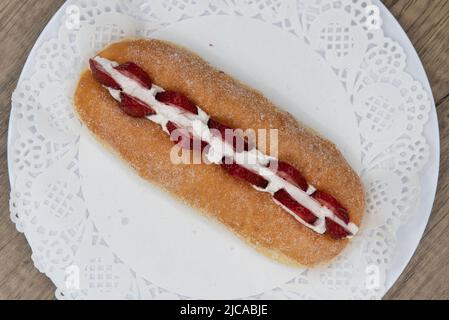 Vista dall'alto dell'allettante fresco dal forno fragola fresca suguar ciambella dalla panetteria servita su un piatto. Foto Stock