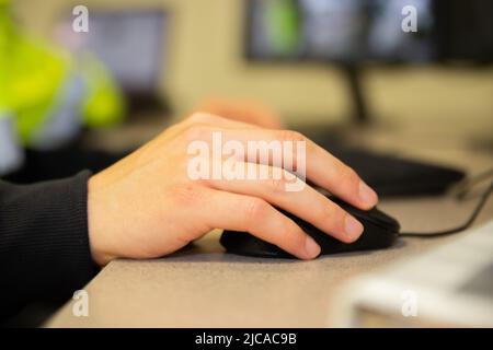 Il team addetto alla sicurezza guarda i monitor di sorveglianza TVCC. Foto Stock